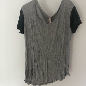 Jolie slouchy t-shirt with faux leather sleeves